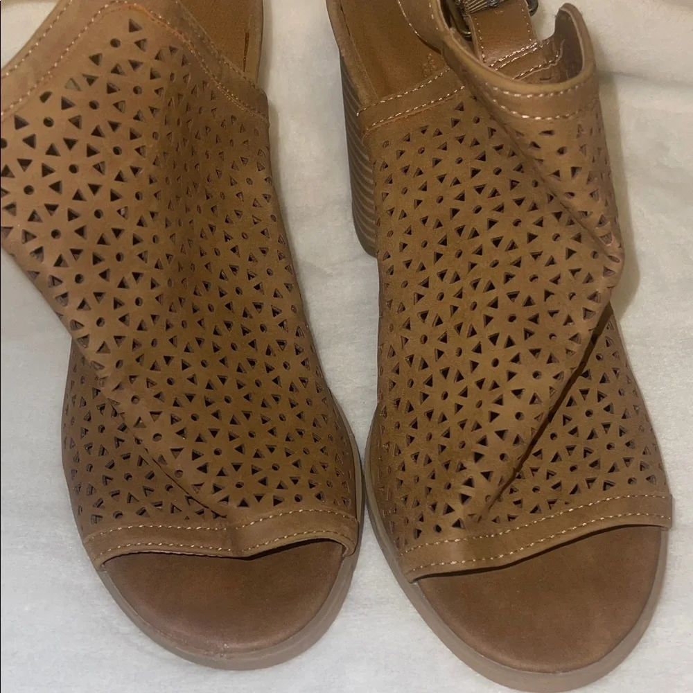 Universal Thread Tan Cutout Block Heel Sandals